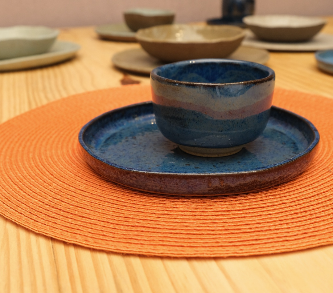 Xícara esmalte azul com prato
